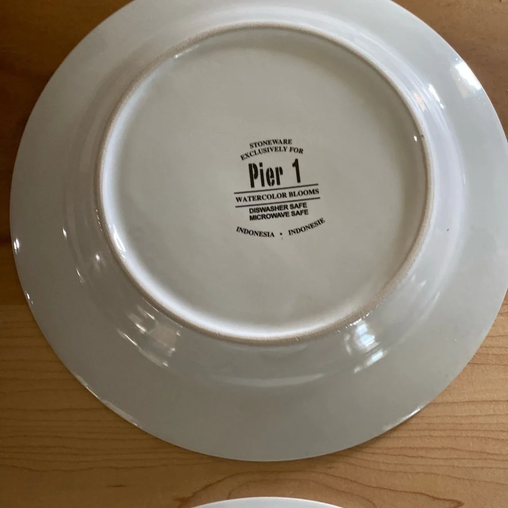 Pier1 Assiettes Watercolor Blooms Purple and Yellow Set Of 2 Ceramic 8”Plates